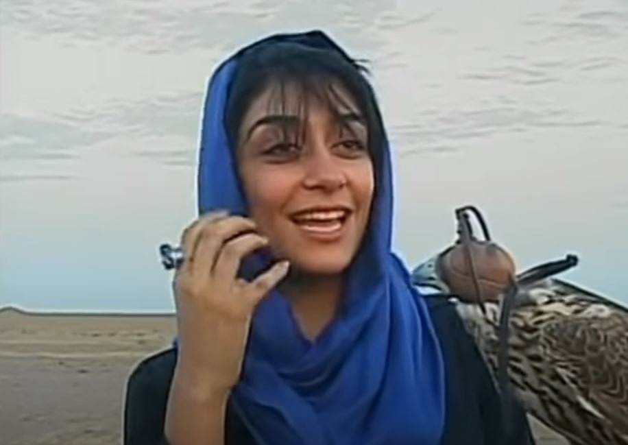 Den arabiske hætte, burqa, er skåret af ét stykke blødt læder. Bagtil samles den i folder.