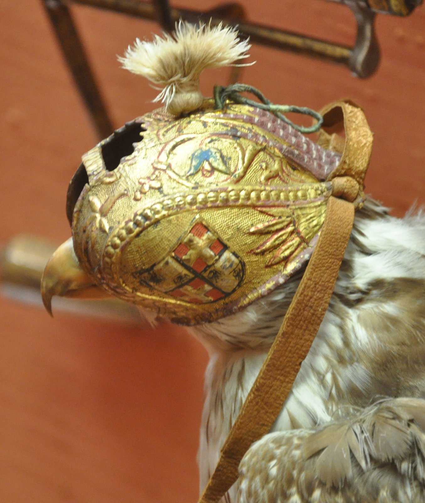 Forgyldt falkehætte fra kejser Maximilian 1.s eller Bianca Sforzas falkoneri, Norditalien 1494–1508. Kunsthistorisches Museum Wien, Hofjagd- und Rüstkammer (inv. D 48). Foto: Andreas Praefcke, Wikimedia Commons (public domain).