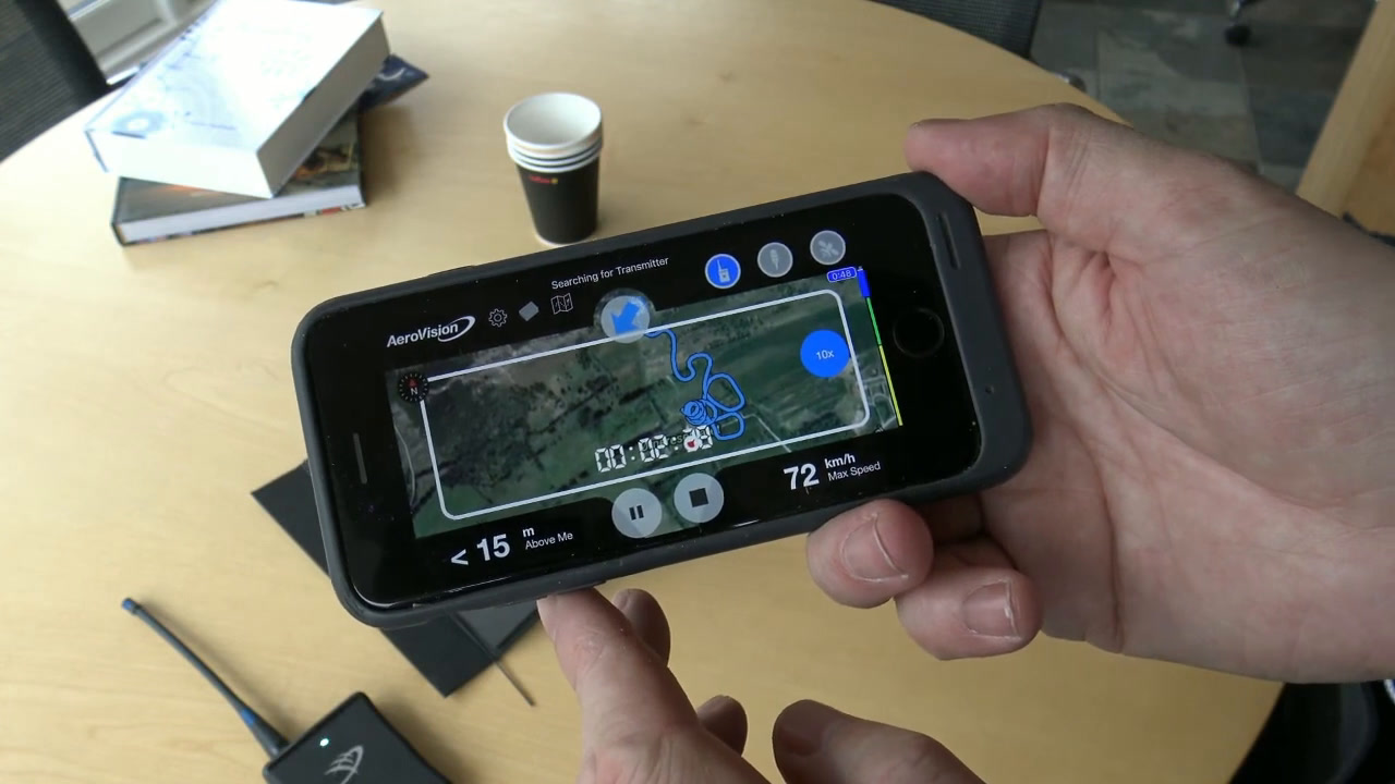 Smartphone med kort over fuglens position og modtageren ved siden af