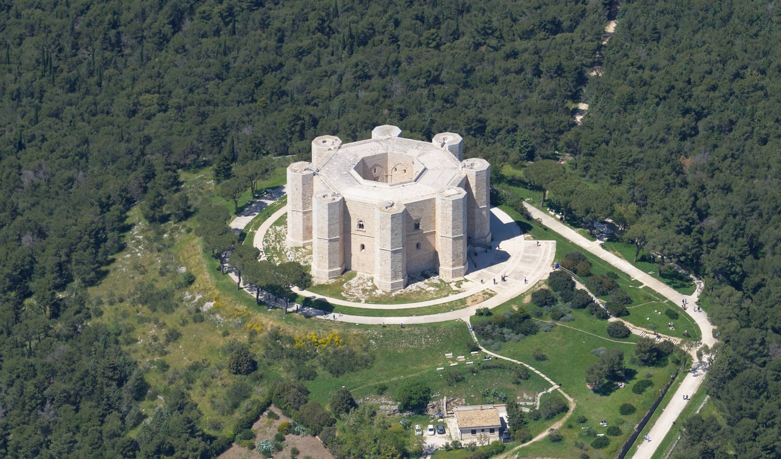 Luftfoto af den ottekantede borg Castel del Monte
