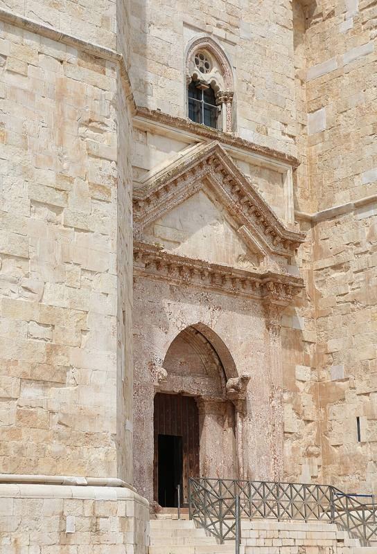 Indgangsportalen til Castel del Monte i Apulien (foto: Bernard Gagnon, CC0, Wikimedia Commons)
